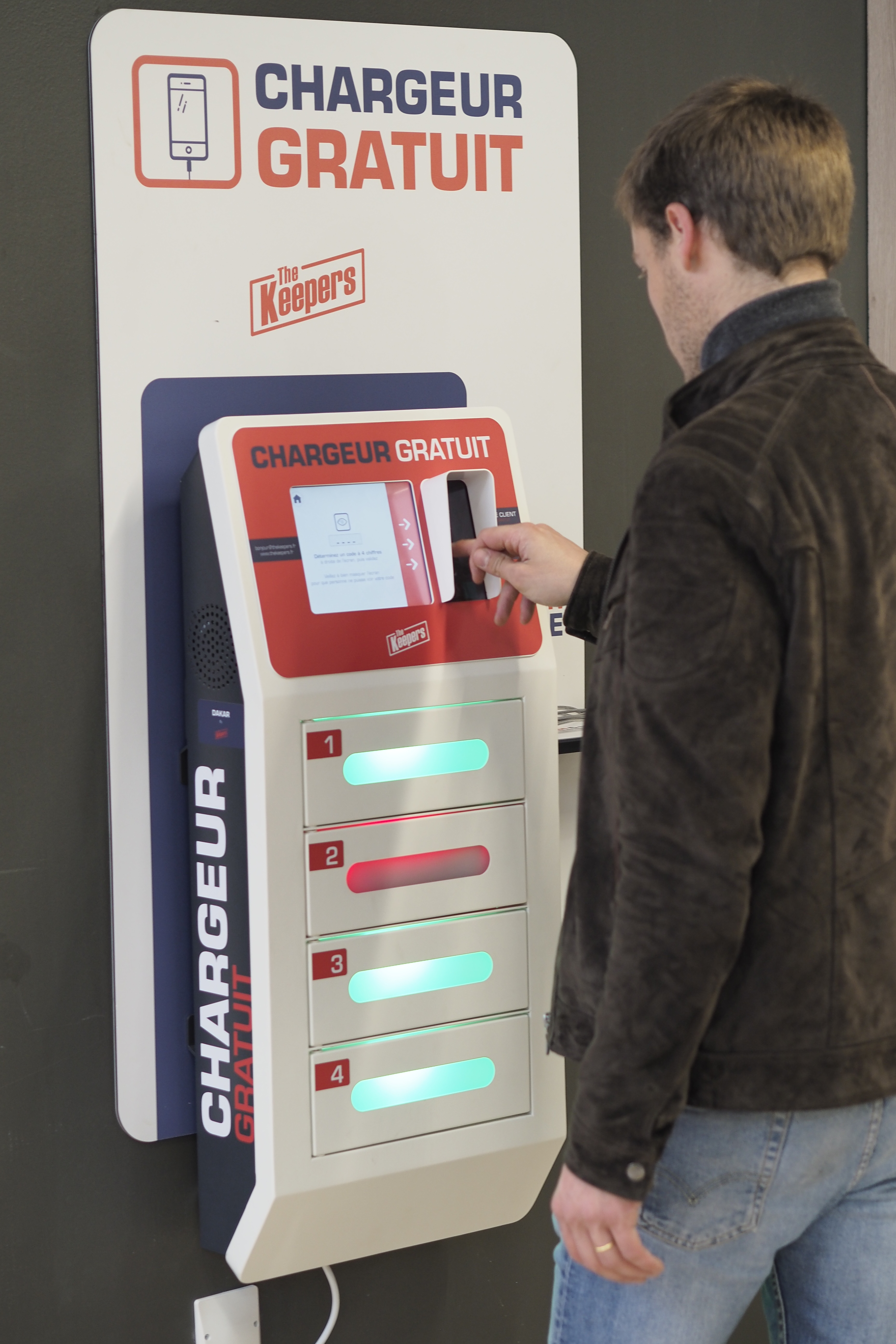 Phone charging station for users of service stations and motorway areas